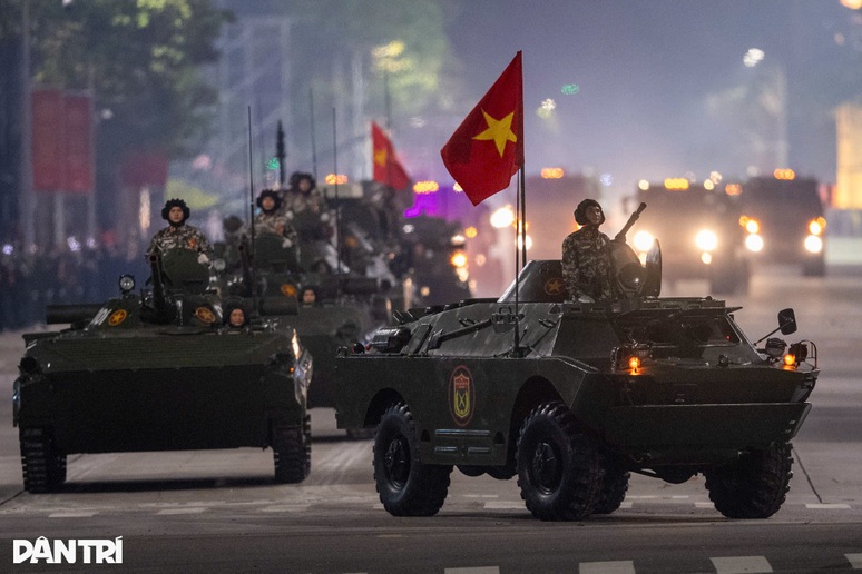 Các khối xe, pháo quân sự phô diễn uy lực