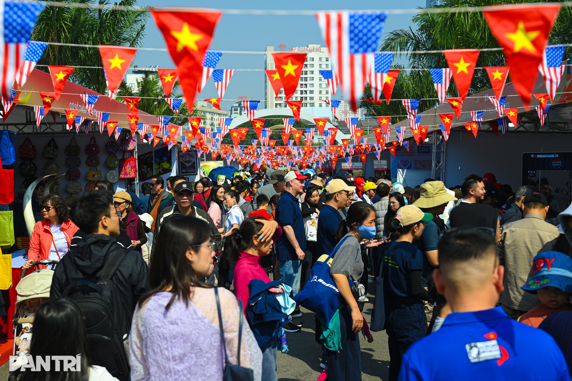 Hàng nghìn người tham gia Ngày hội hữu nghị Việt - Mỹ ở Hà Nội - 1