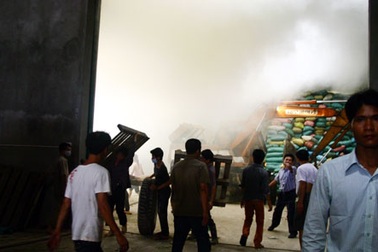 Khói mù mịt hơn 4 tiếng đồng hồ ở kho sắn ngoại ô