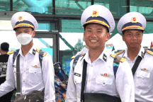 Người dân nghẹn ngào chia tay các chiến sĩ diễu binh rời TPHCM