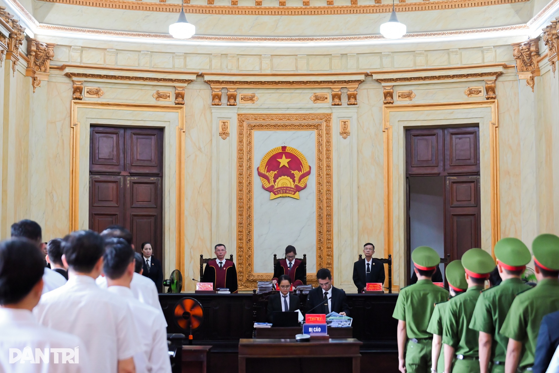 Vụ trục lợi 10 tấn vàng: Cựu Tổng giám đốc SJC cùng 15 đồng phạm hầu tòa - 12 Vụ trục lợi 10 tấn vàng: Cựu Tổng giám đốc SJC cùng 15 đồng phạm hầu tòa - 12