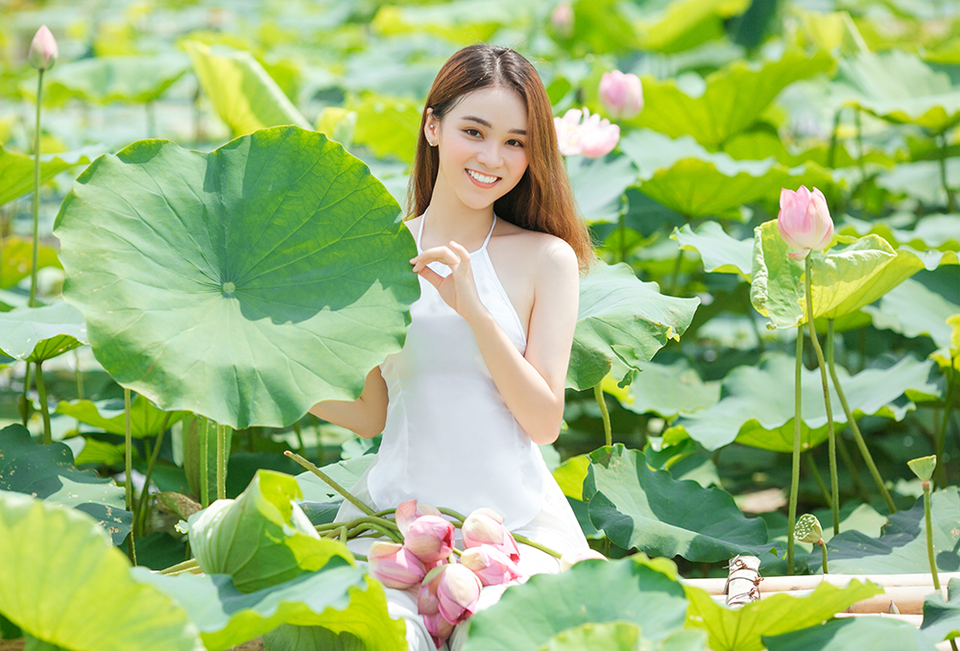 Hot girl ĐH Thủ đô biến hóa trong trẻo bên hoa sen - 12 Hot girl ĐH Thủ đô biến hóa trong trẻo bên hoa sen - 12