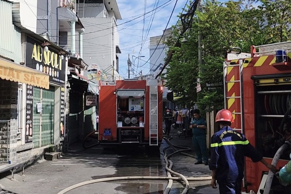 Cháy nhà dân ở TPHCM, khói bao trùm khiến nhiều người hốt hoảng - 1 Cháy nhà dân ở TPHCM, khói bao trùm khiến nhiều người hốt hoảng - 1