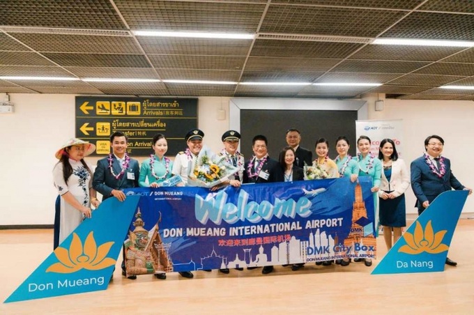 Phi hành đoàn chụp ảnh với đại diện sân bay Đôn Mường.
