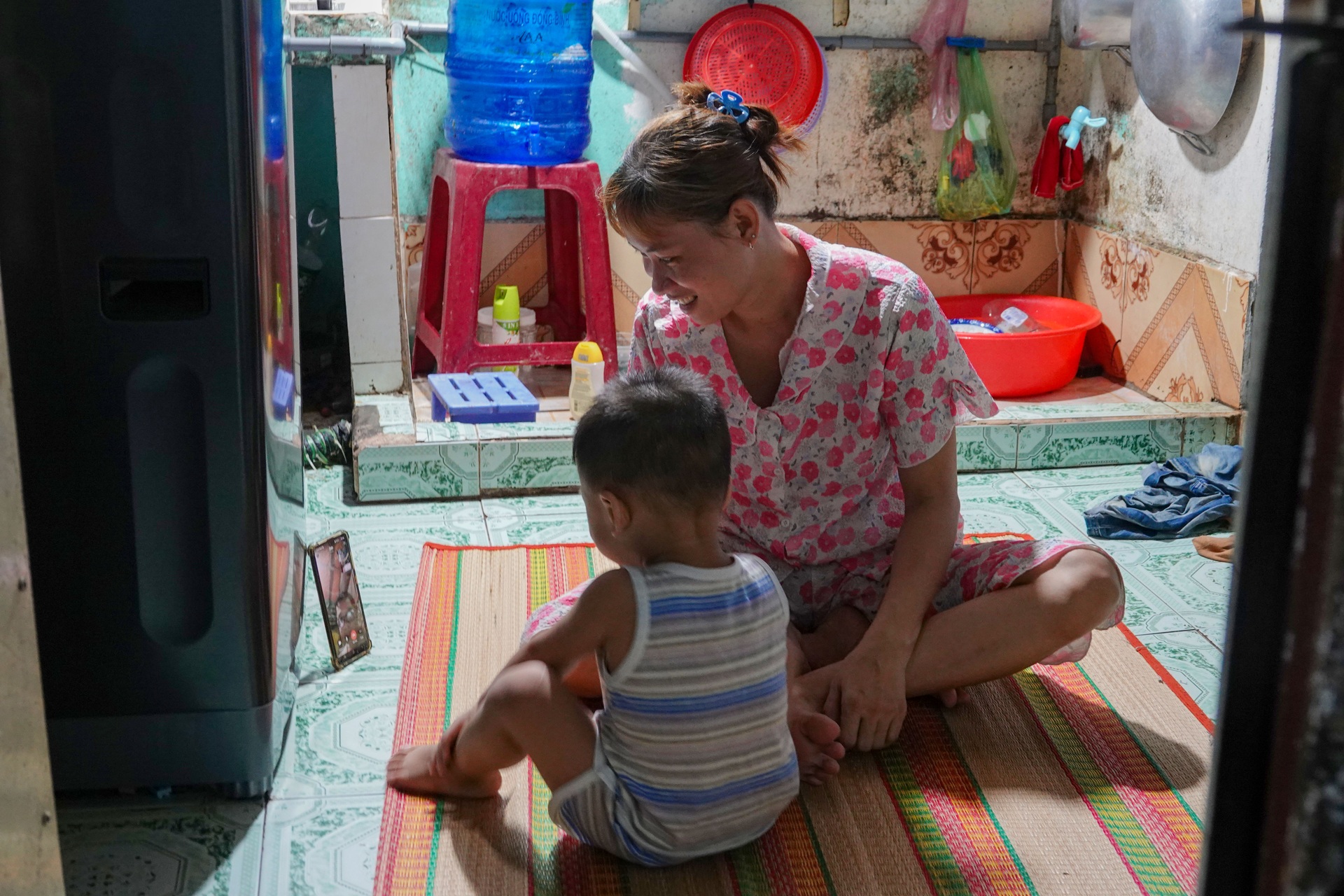 Gửi con còn ẵm ngửa, công nhân xót xa thấy bé nằm lọt thỏm trong... bệ xí - 7 Gửi con còn ẵm ngửa, công nhân xót xa thấy bé nằm lọt thỏm trong... bệ xí - 7