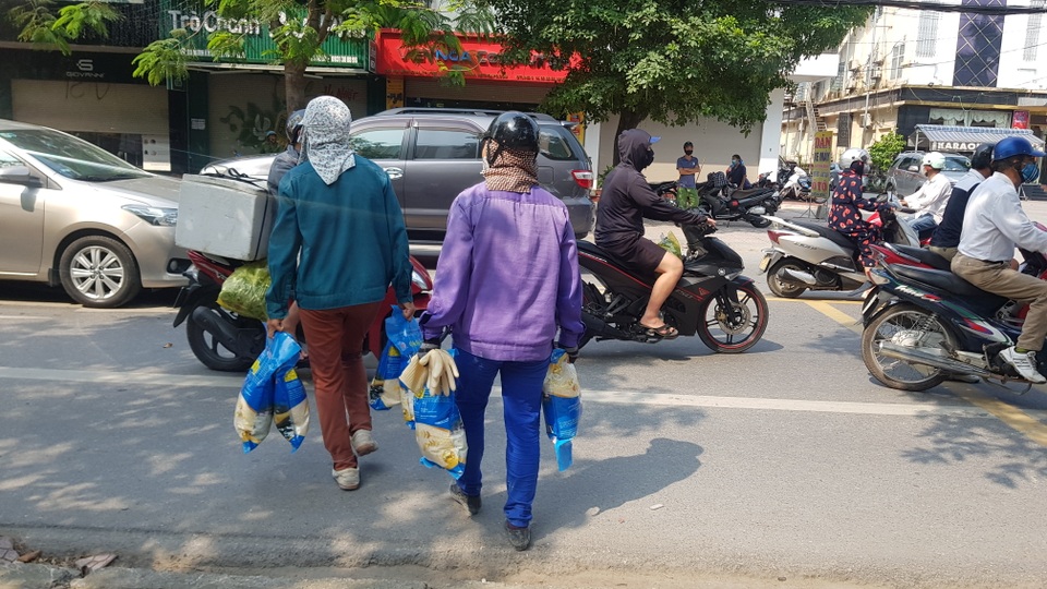 Lao động tự do nhận gạo hỗ trợ trên đường phố - 7 Lao động tự do nhận gạo hỗ trợ trên đường phố - 7