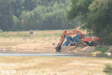Sợ sạt lở bờ sông, dân dựng lều canh không cho khai thác cát