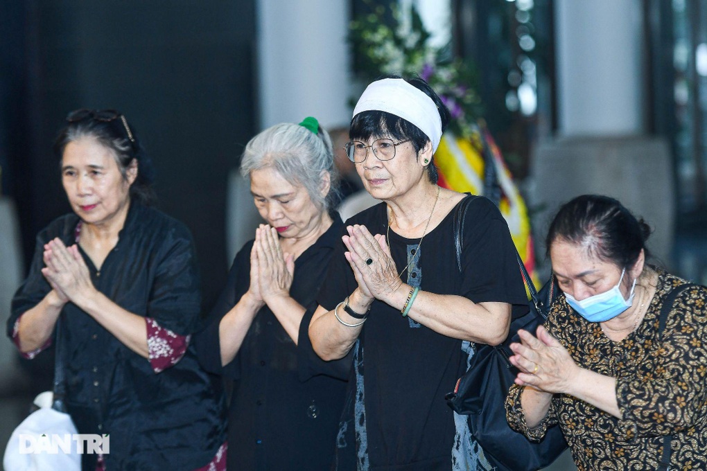 NSND Lê Tiến Thọ, Vân Quyền đau xót trong lễ tang NSND Trần Bảng - 3 NSND Lê Tiến Thọ, Vân Quyền đau xót trong lễ tang NSND Trần Bảng - 3