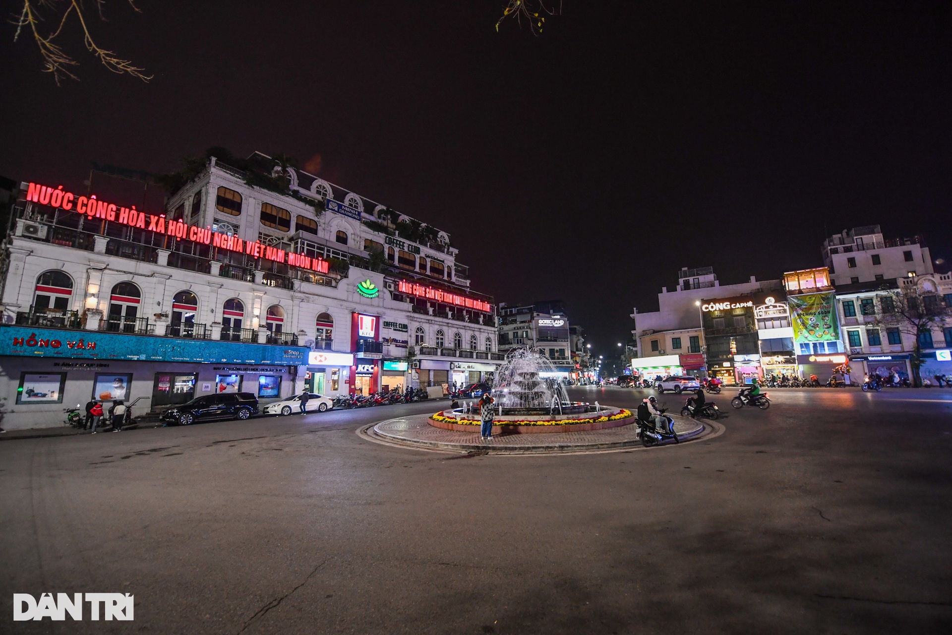 Đường phố Hà Nội vắng vẻ khác lạ đêm giao thừa đón chào năm mới 2022 - 1 Đường phố Hà Nội vắng vẻ khác lạ đêm giao thừa đón chào năm mới 2022 - 1