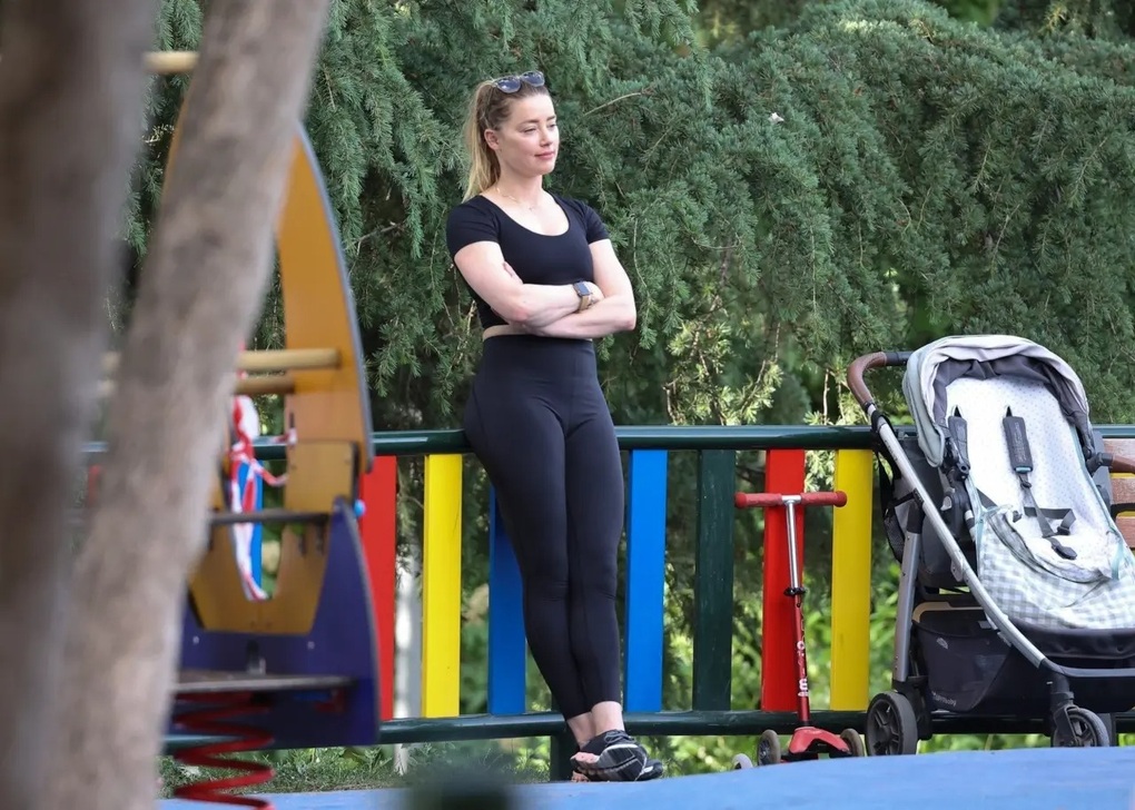 Nhan sắc tỉ lệ vàng Amber Heard mỉm cười bình yên bên con sau giông bão - 3 Nhan sắc tỉ lệ vàng Amber Heard mỉm cười bình yên bên con sau giông bão - 3