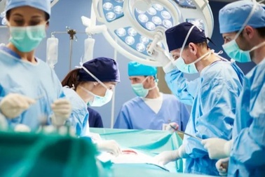 Loại bỏ viên sỏi to bằng quả dừa ra khỏi bàng quang thiếu niên 17 tuổi