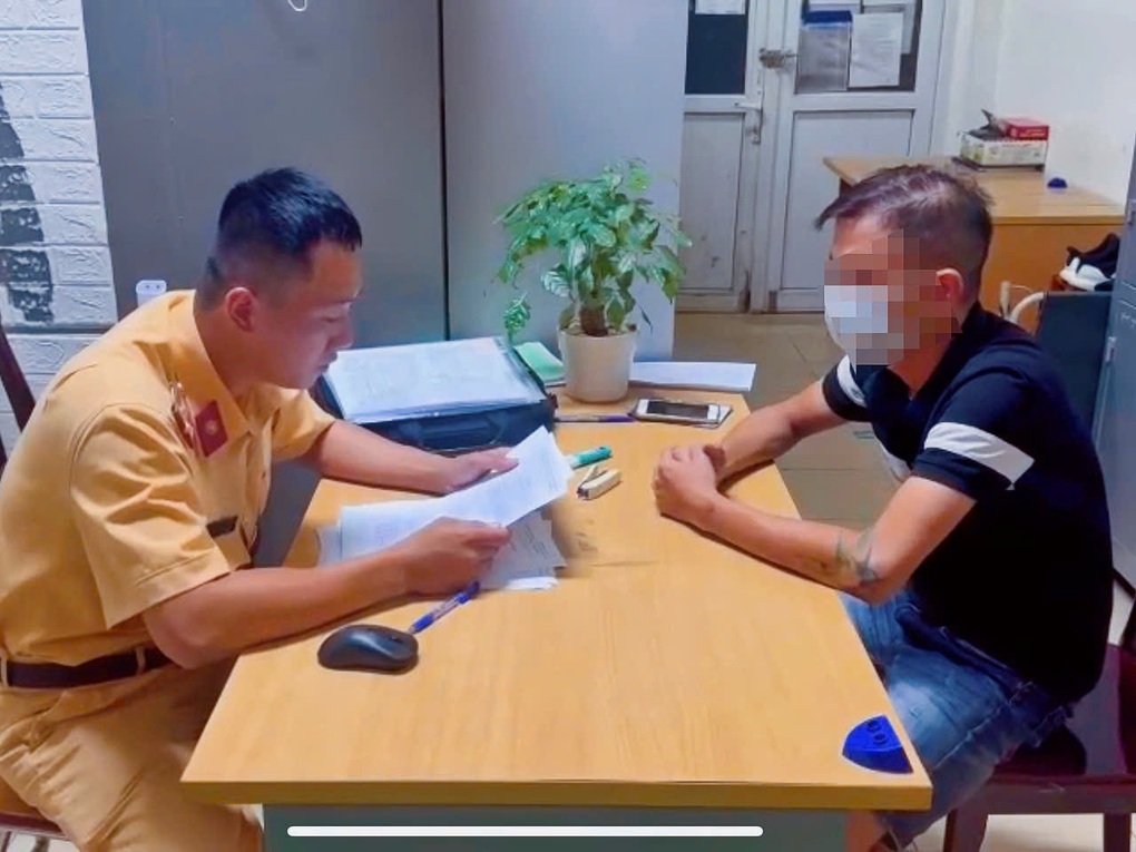 Tước bằng lái của tài xế xe khách vượt ẩu làm gãy barie chắn tàu - 2 Tước bằng lái của tài xế xe khách vượt ẩu làm gãy barie chắn tàu - 2