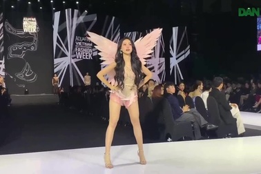 Hoa hậu Bùi Quỳnh Hoa biến hóa đa dạng trong hai show thời trang