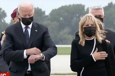 Hành động gây tranh cãi của ông Biden khi đón thi thể binh sĩ Mỹ từ Kabul