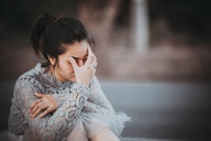 Chị gái dẫn người yêu về giới thiệu, tôi sợ hãi tránh mặt khi thấy anh ta