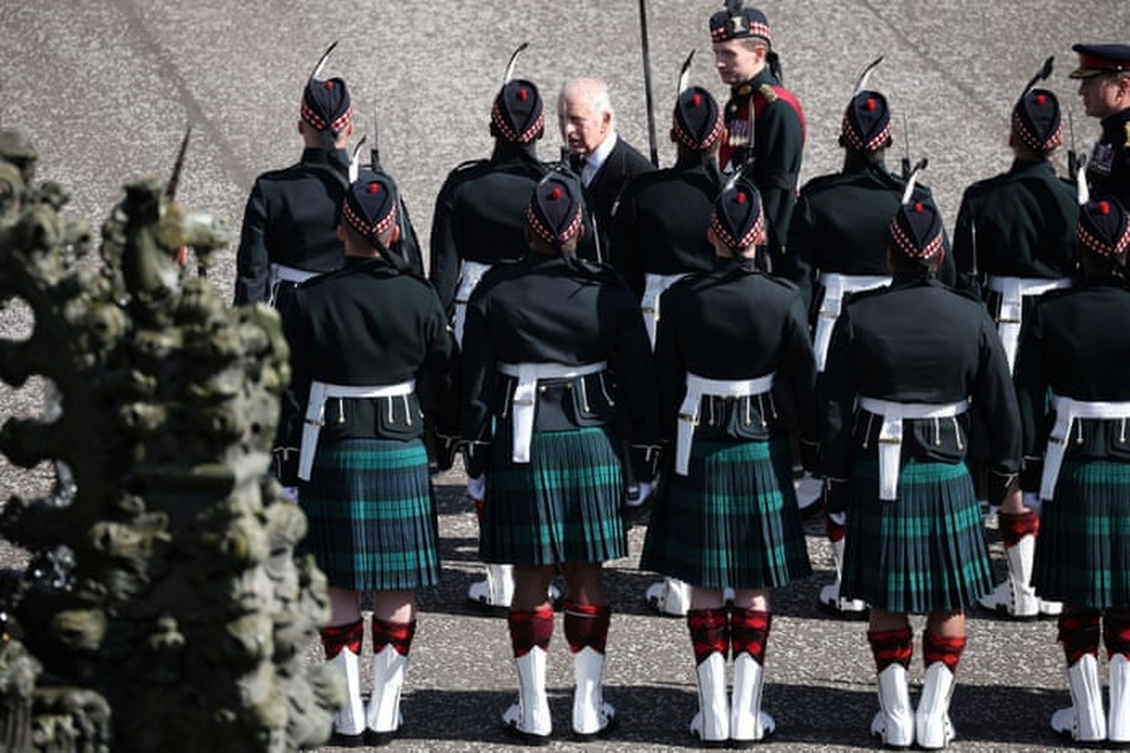 Đoàn rước linh cữu Nữ hoàng Elizabeth II trên đường phố Scotland - 3 Đoàn rước linh cữu Nữ hoàng Elizabeth II trên đường phố Scotland - 3