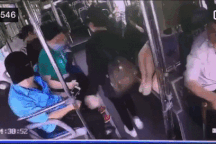 Phụ xe "tung cước" khống chế tên trộm điện thoại trên xe buýt ở Hà Nội