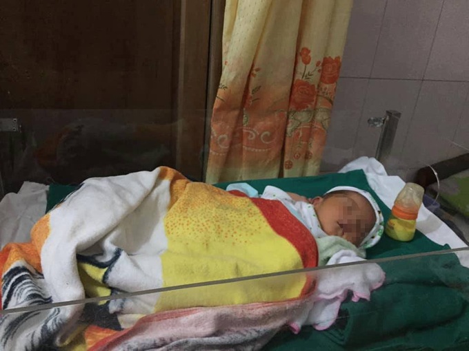 Hà Tĩnh: Một bé trai sơ sinh bị nhét vào túi du lịch rồi bỏ rơi trước cửa nhà dân trong đêm - Ảnh 1. Hà Tĩnh: Một bé trai sơ sinh bị nhét vào túi du lịch rồi bỏ rơi trước cửa nhà dân trong đêm - Ảnh 1.
