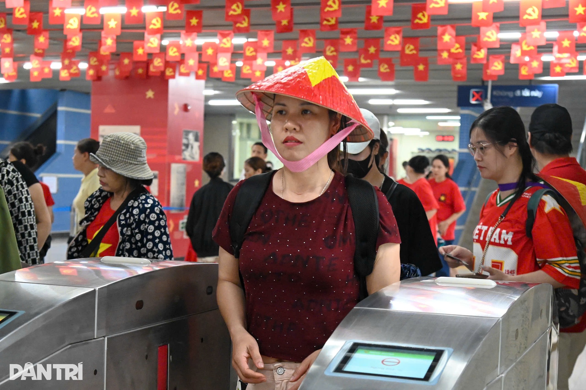 Những chuyến tàu rợp bóng cờ hoa, nặng nghĩa đồng bào - 9 Những chuyến tàu rợp bóng cờ hoa, nặng nghĩa đồng bào - 9