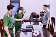 Khởi tố cai thầu để công nhân ngã cột điện tử vong