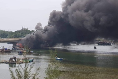 Tàu cá vừa được bơm 25.000 lít dầu thì bốc cháy dữ dội