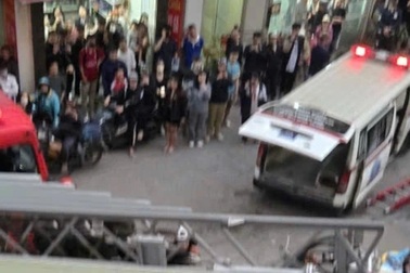 Bé trai 11 tuổi rơi từ tầng cao chung cư ở Hà Nội xuống mái siêu thị