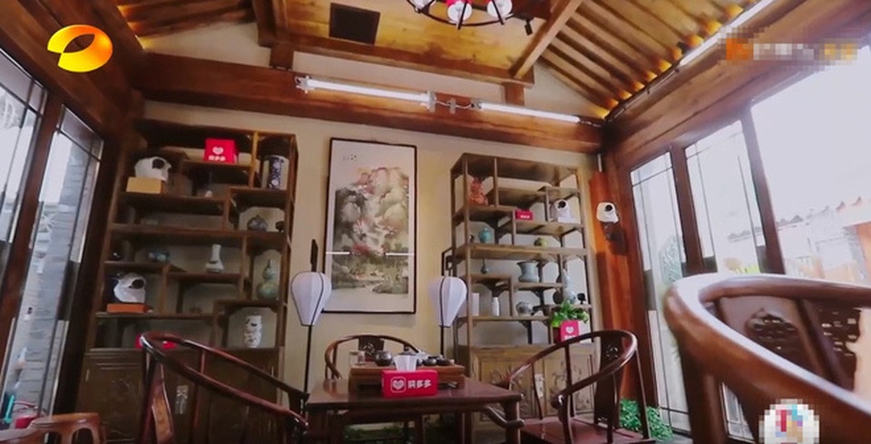 Hòa Thân Vương Cương sống sung túc bên người vợ kém 20 tuổi - 21