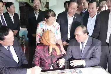 Thủ tướng trò chuyện với Mẹ Lê Thị Trị