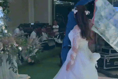 Chú rể khoác 440 triệu đồng lên người cô dâu trong ngày cưới gây xôn xao