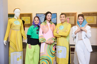 Hoa hậu Ngọc Hân ra mắt áo dài in tranh của họa sĩ Lê Thiết Cương