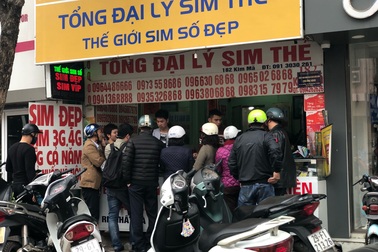 Đổ xô xếp hàng đi nạp tiền triệu cho điện thoại trước ngày cuối khuyến mại 50%
