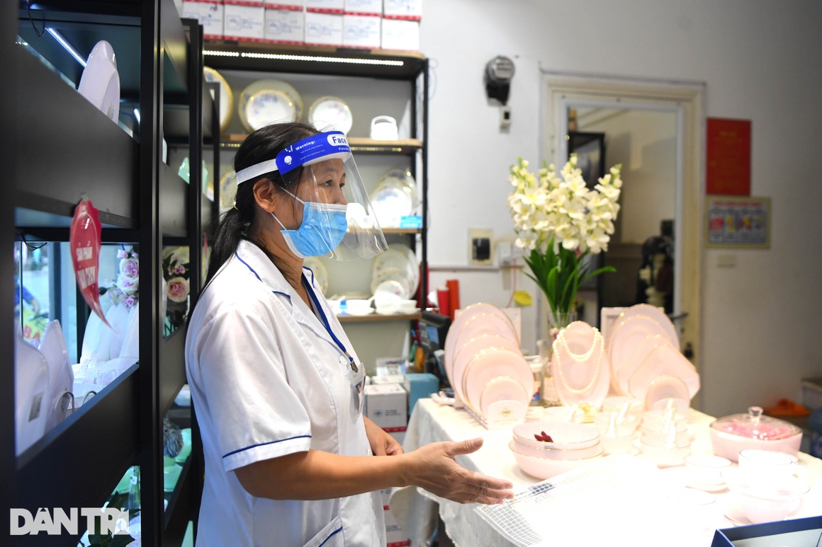 Các tuyến phố thời trang ở Hà Nội mở cửa lấp lửng bán hàng giữa mùa dịch - 3 Các tuyến phố thời trang ở Hà Nội mở cửa lấp lửng bán hàng giữa mùa dịch - 3