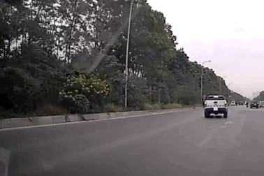 Xe taxi công nghệ lao ngược chiều vun vút trên đường gom Đại lộ Thăng Long