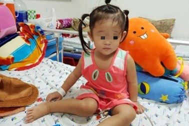 Đang ngồi chơi, bé gái mới 3 tuổi nôn ói, đột quỵ nhồi máu não