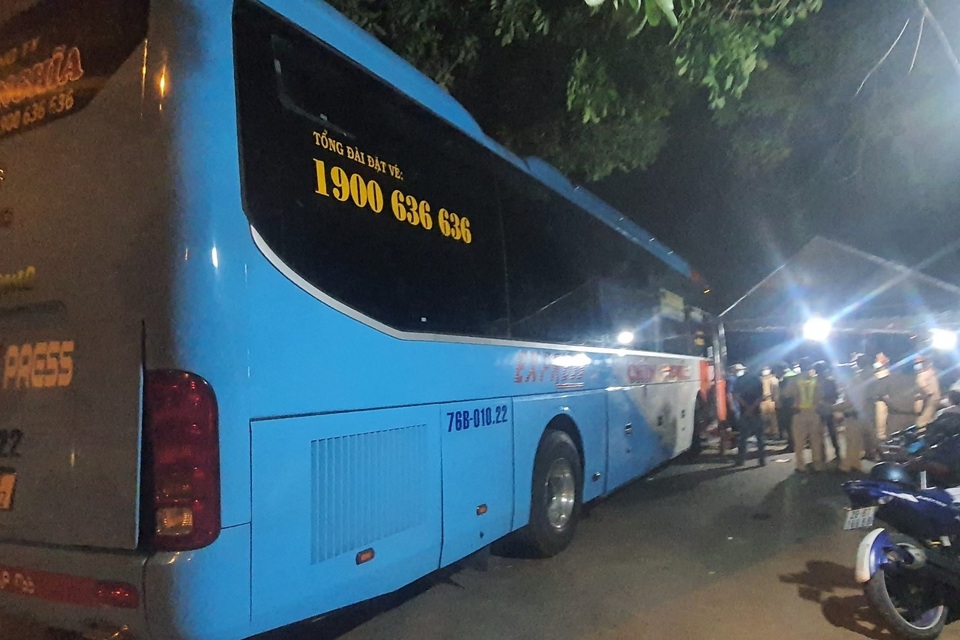 Không chịu khai báo y tế, tài xế tông xe khách vào chốt kiểm soát Covid-19 - 1 Không chịu khai báo y tế, tài xế tông xe khách vào chốt kiểm soát Covid-19 - 1