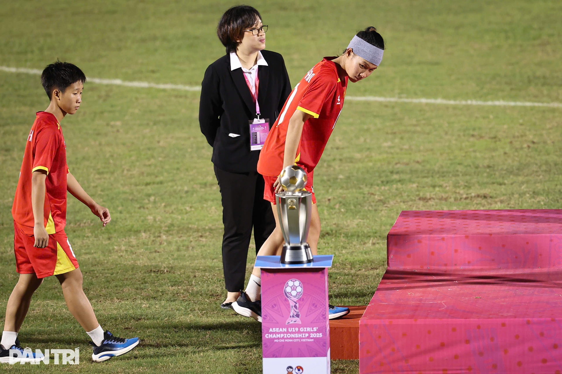 U19 nữ Việt Nam bật khóc sau khi đánh mất ngôi vô địch vào tay người Thái - 14 U19 nữ Việt Nam bật khóc sau khi đánh mất ngôi vô địch vào tay người Thái - 14