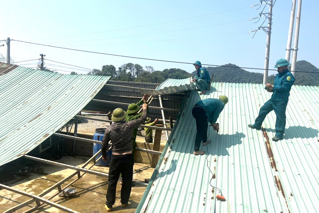 Mái nhà đổ sập, đồng ruộng tan nát vì trận mưa đá lịch sử ở Hòa Bình - 3 Mái nhà đổ sập, đồng ruộng tan nát vì trận mưa đá lịch sử ở Hòa Bình - 3