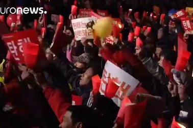 Biểu tình lớn trước thềm phiên tòa luận tội Tổng thống Hàn Quốc