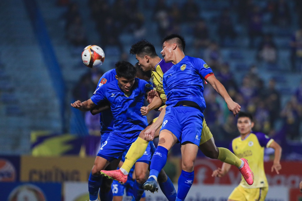 Tuấn Hải ghi bàn và dính chấn thương trong ngày HLV Troussier dự khán - 1