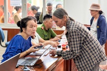 Người dân rộn ràng đi nhận quà 100.000 đồng mừng Tết Độc lập