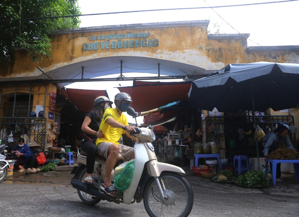 “Phố chợ” Hà Nội lập chốt nhắc nhở, tặng khẩu trang người dân - 5 “Phố chợ” Hà Nội lập chốt nhắc nhở, tặng khẩu trang người dân - 5