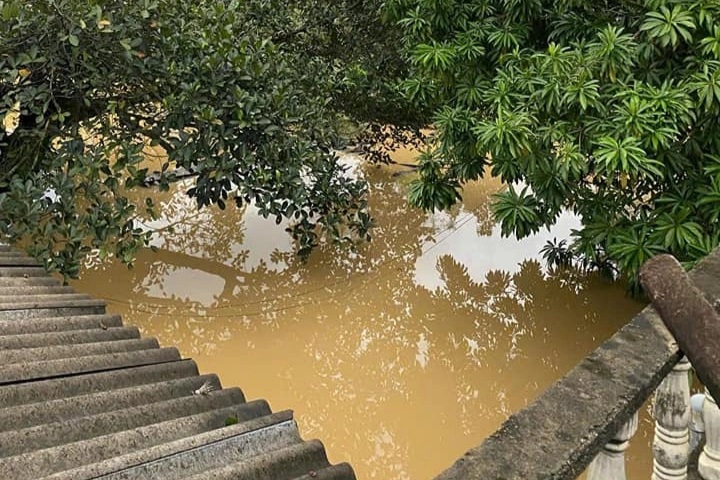 Hàng chục ô tô dập dềnh trong lũ ở thành phố Thái Nguyên - 1 Hàng chục ô tô dập dềnh trong lũ ở thành phố Thái Nguyên - 1