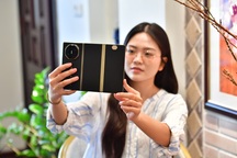 Trải nghiệm điện thoại gập 3 đầu tiên trên thế giới