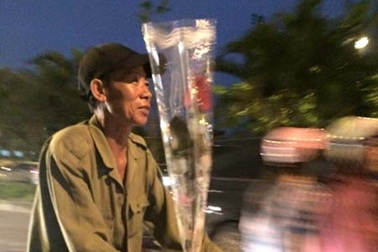 Xôn xao hình ảnh người đàn ông với bó hoa 10.000 đồng tặng vợ