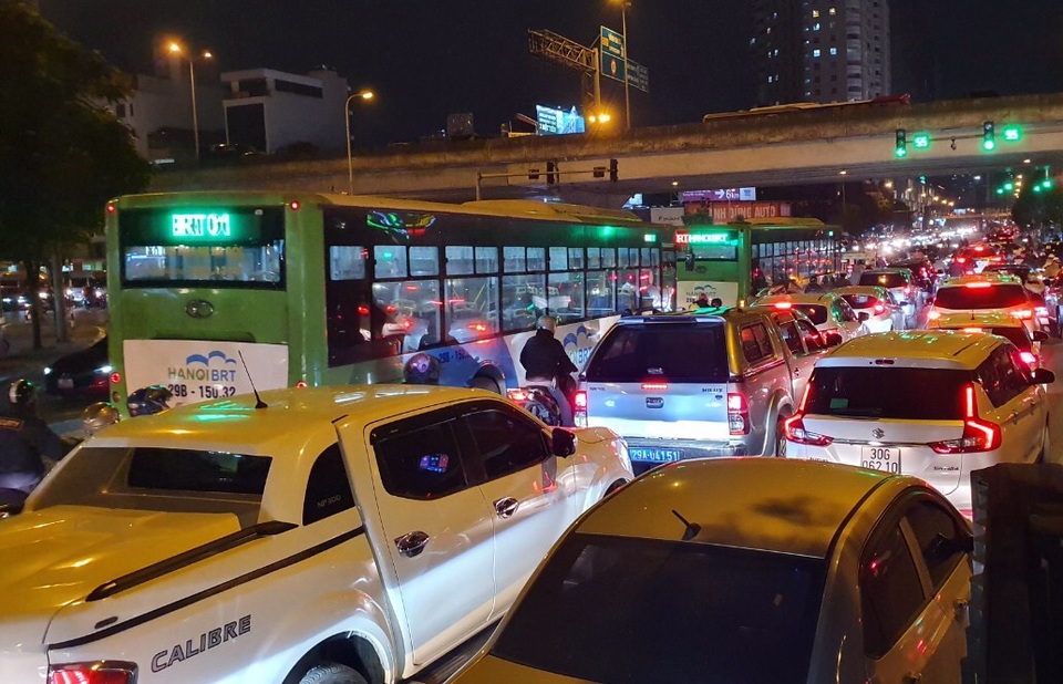 Hà Nội: Bị rào chắn làm hầm chui, đường Lê Văn Lương tắc nghiêm trọng - 9 Hà Nội: Bị rào chắn làm hầm chui, đường Lê Văn Lương tắc nghiêm trọng - 9