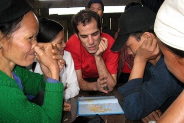 Ông Pháp nói tiếng Việt, Tày, Nùng, Mông