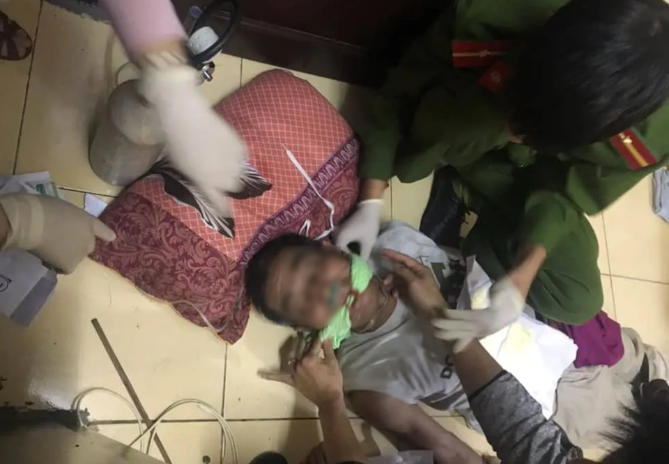 Công an khống chế đối tượng đòi tự tử, gây náo loạn cả khu phố - 1 Công an khống chế đối tượng đòi tự tử, gây náo loạn cả khu phố - 1