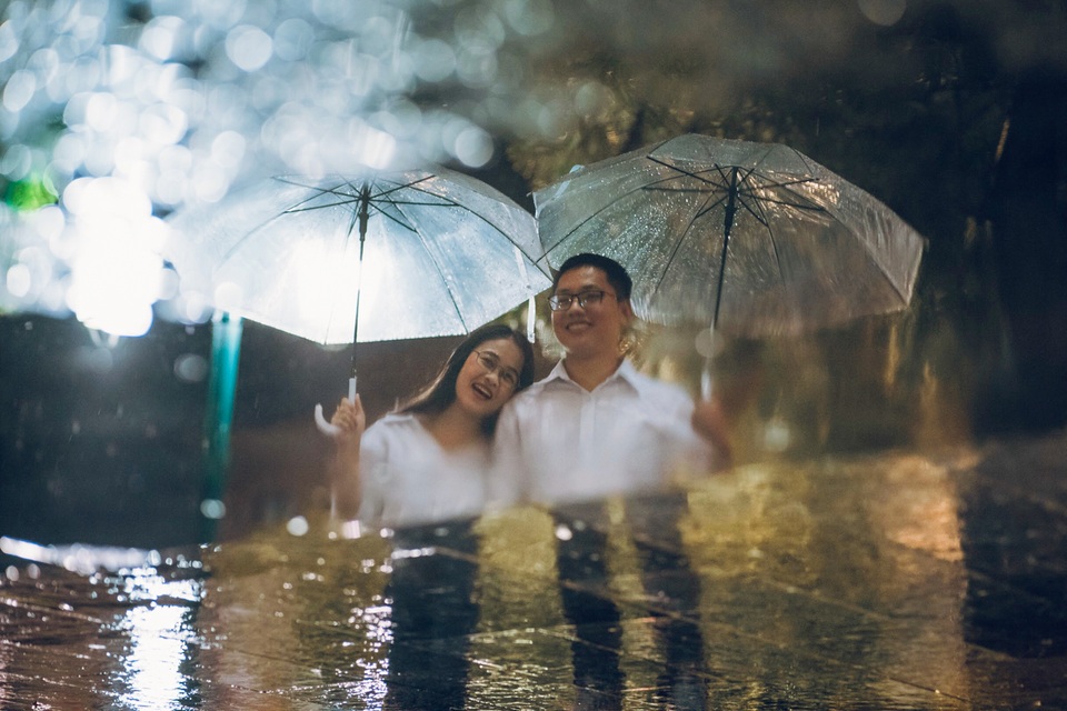 Ngắm Hà Nội lãng mạn trong mưa qua bộ ảnh của cặp đôi trẻ - 11 Ngắm Hà Nội lãng mạn trong mưa qua bộ ảnh của cặp đôi trẻ - 11