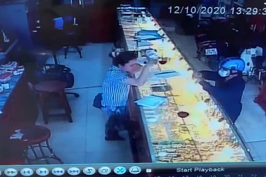 Thanh niên giả vờ mua 2 nhẫn vàng rồi cướp trong chớp mắt