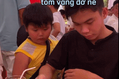 Clip "phản ứng của em bé bán vé số khi được tặng đồ ăn" nổi bật tuần qua